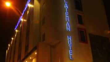 Voorkant accommodatie - avond/nacht