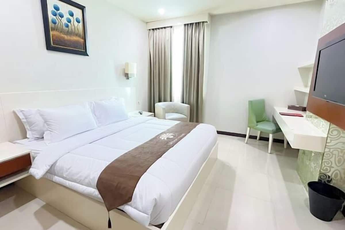 In-room safe, desk, free WiFi