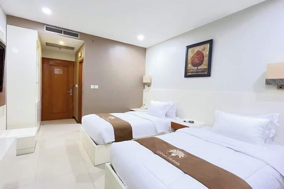 In-room safe, desk, free WiFi