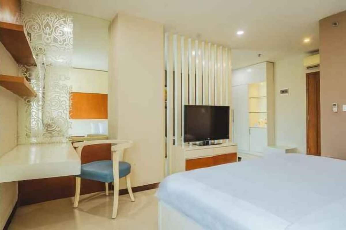 In-room safe, desk, free WiFi