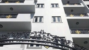 Een meerlaags gebouw met een bord waarop 'HOTEL EDEN ROC' staat.