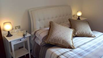 Triple Room | Meja, katil bayi/kot (percuma), katil lipat simpan/tambahan