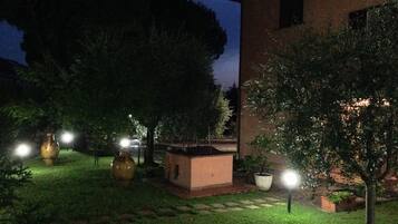 Depan hartanah - siang/malam