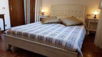 Double Room | Meja, katil bayi/kot (percuma), katil lipat simpan/tambahan