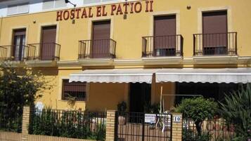 Vista frontal de la propiedad