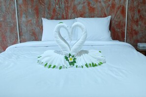 King Room with Balcony | Literie de qualité supérieure, Wi-Fi gratuit, draps fournis