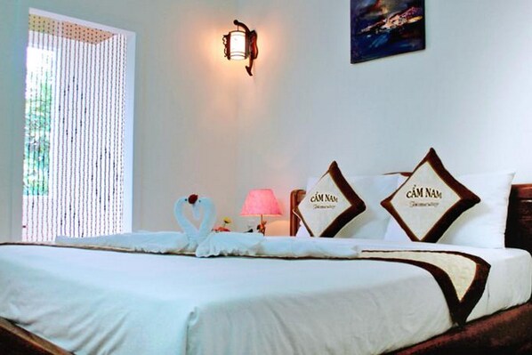 Minibaari, työpöytä, ilmainen Wi-Fi, vuodevaatteet