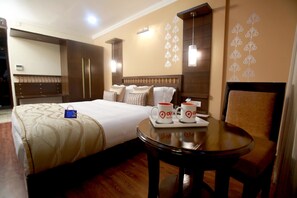 In-room safe, desk, rollaway beds, free WiFi - OYO 1395 Hotel Gandhi International (Jodhpur)
