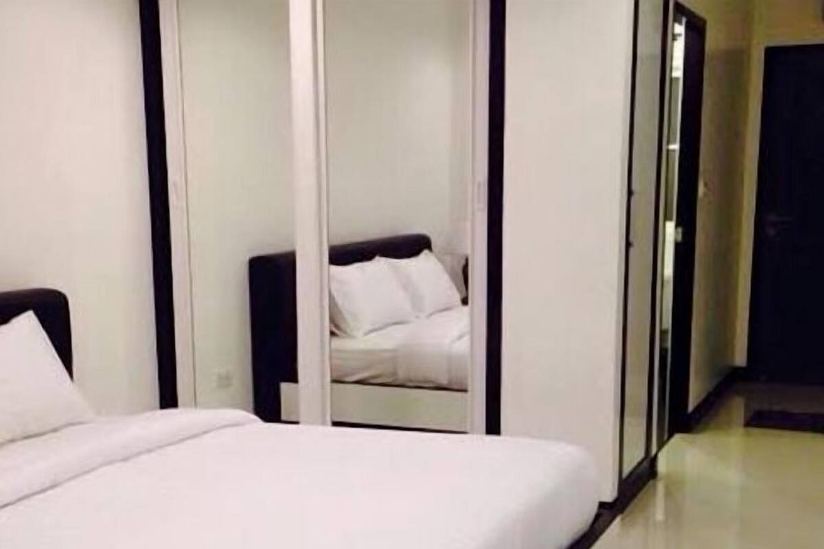 2 Bedroom Pattio Apartment | Zimmersafe, Schreibtisch, kostenlose Babybetten, Zustellbetten