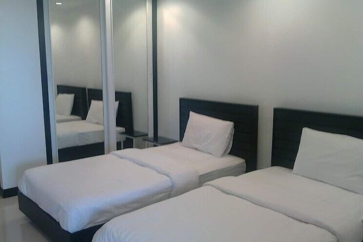 2 Bedroom Pattio Apartment | Zimmersafe, Schreibtisch, kostenlose Babybetten, Zustellbetten