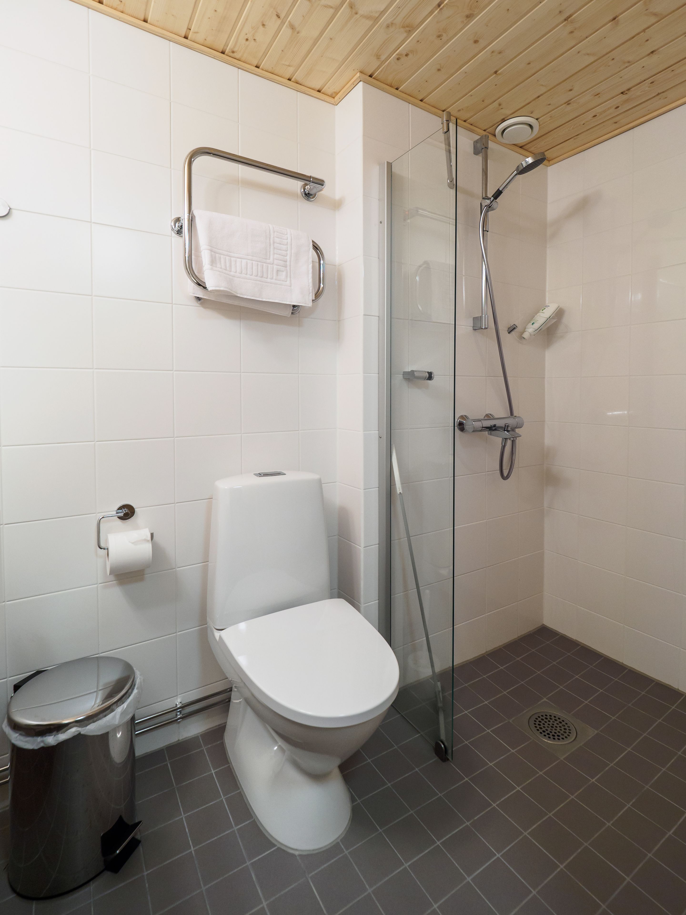 standard twin room | bathroom | shower, bidet, towels