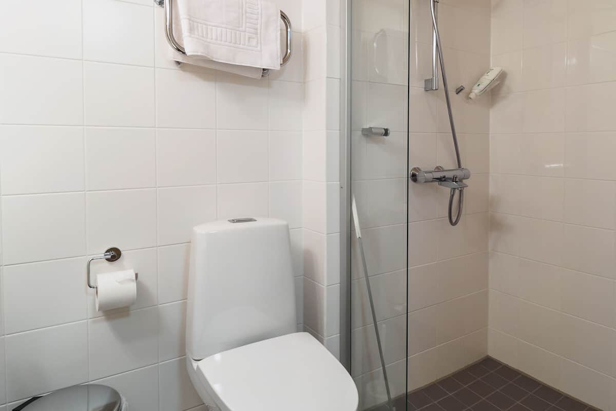 standard twin room | bathroom | shower, bidet, towels