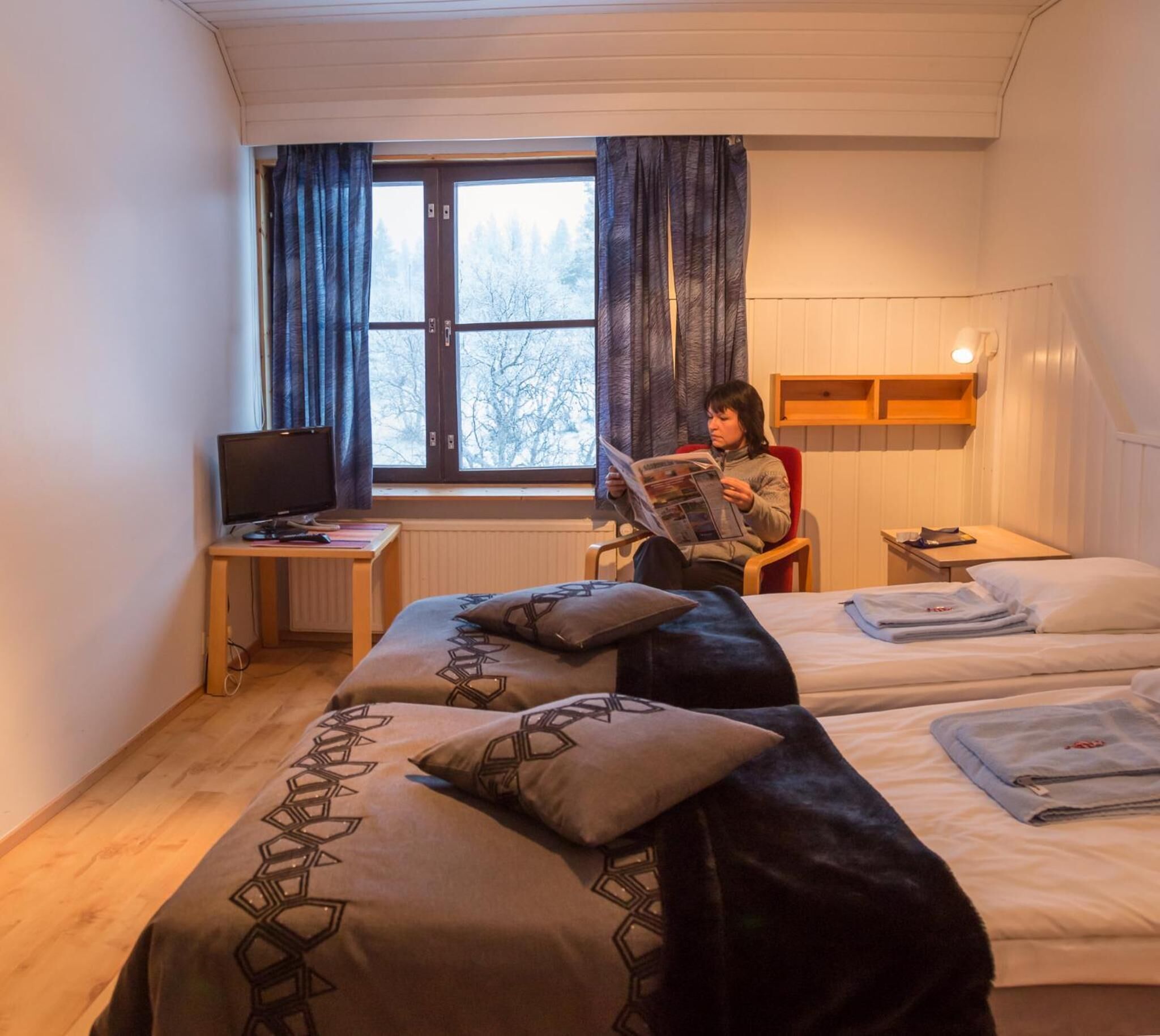 desk, free cots/infant beds, free wifi, bed sheets