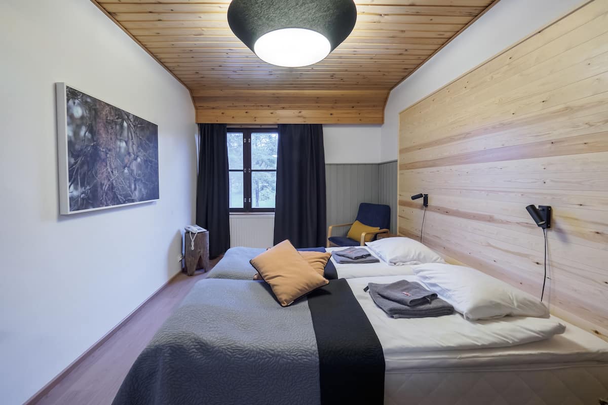 desk, free cots/infant beds, free wifi, bed sheets