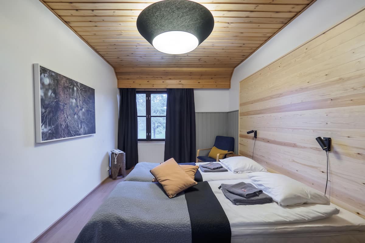 Een bureau, gratis babybedden, gratis wifi, beddengoed