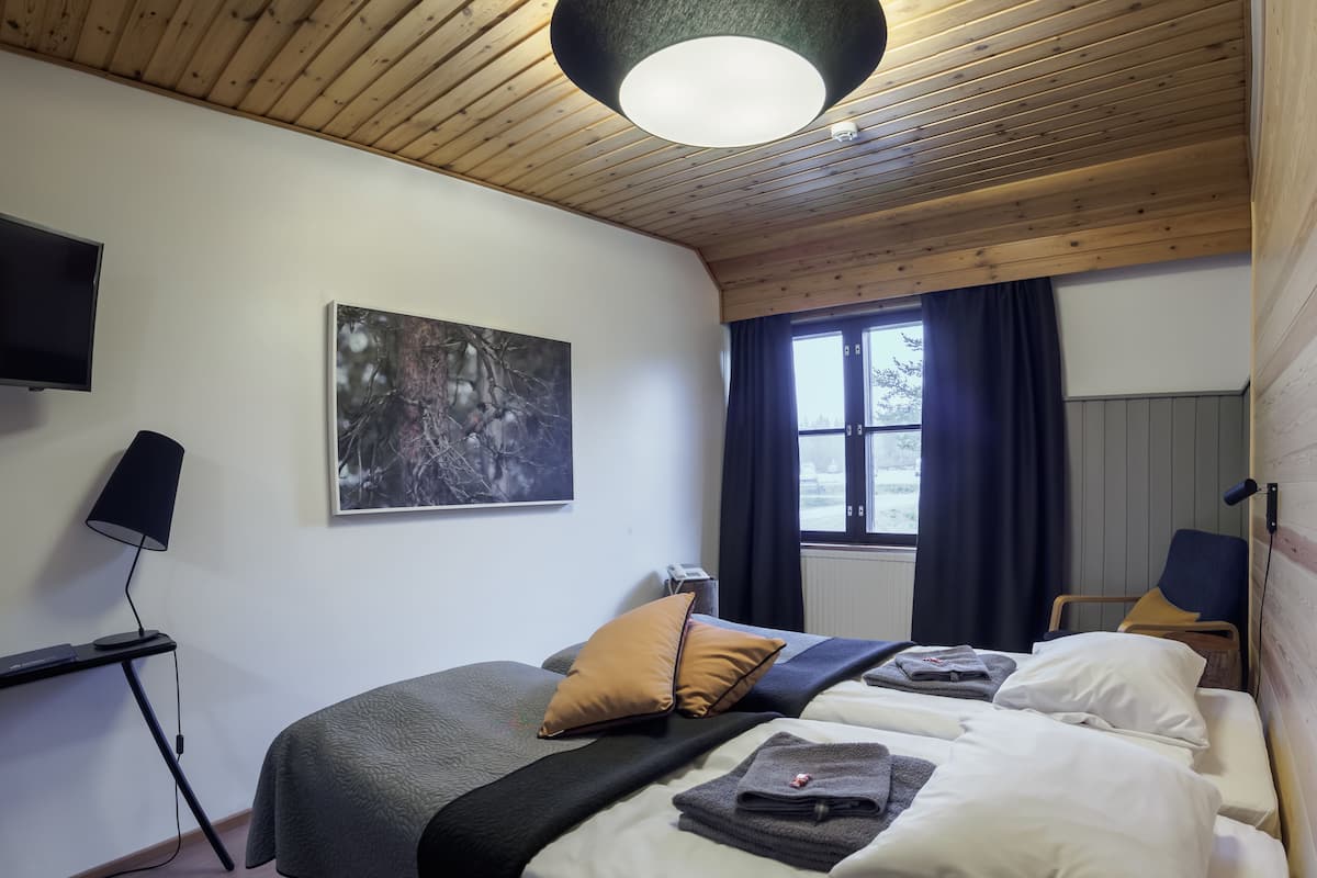Een bureau, gratis babybedden, gratis wifi, beddengoed