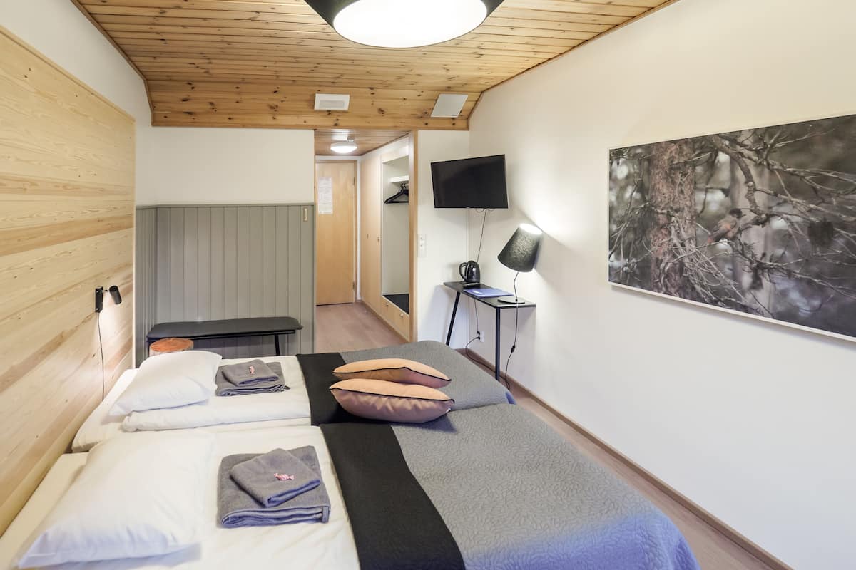 desk, free cots/infant beds, free wifi, bed sheets