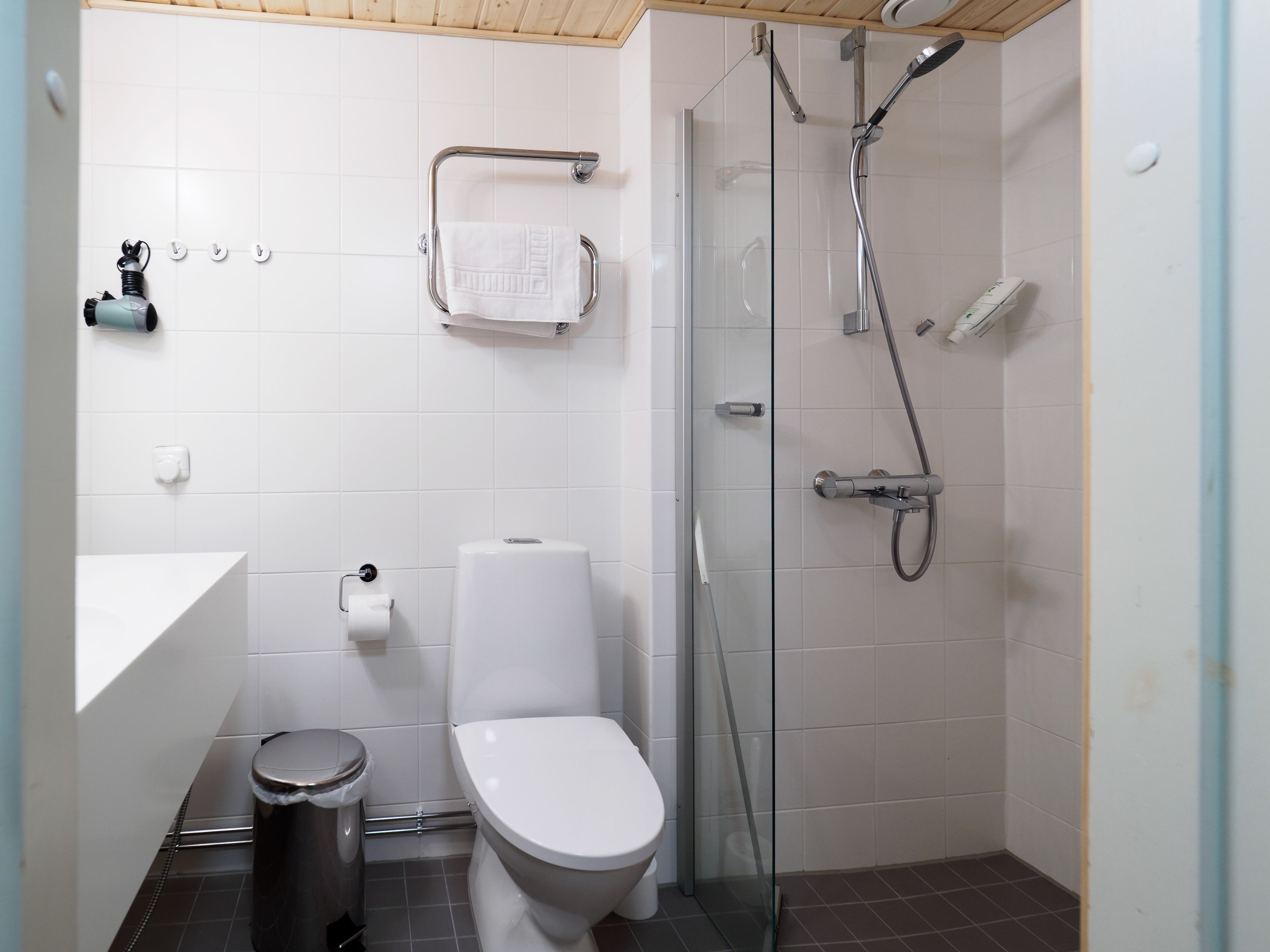 standard twin room (single occupancy) | bathroom | shower, bidet, towels