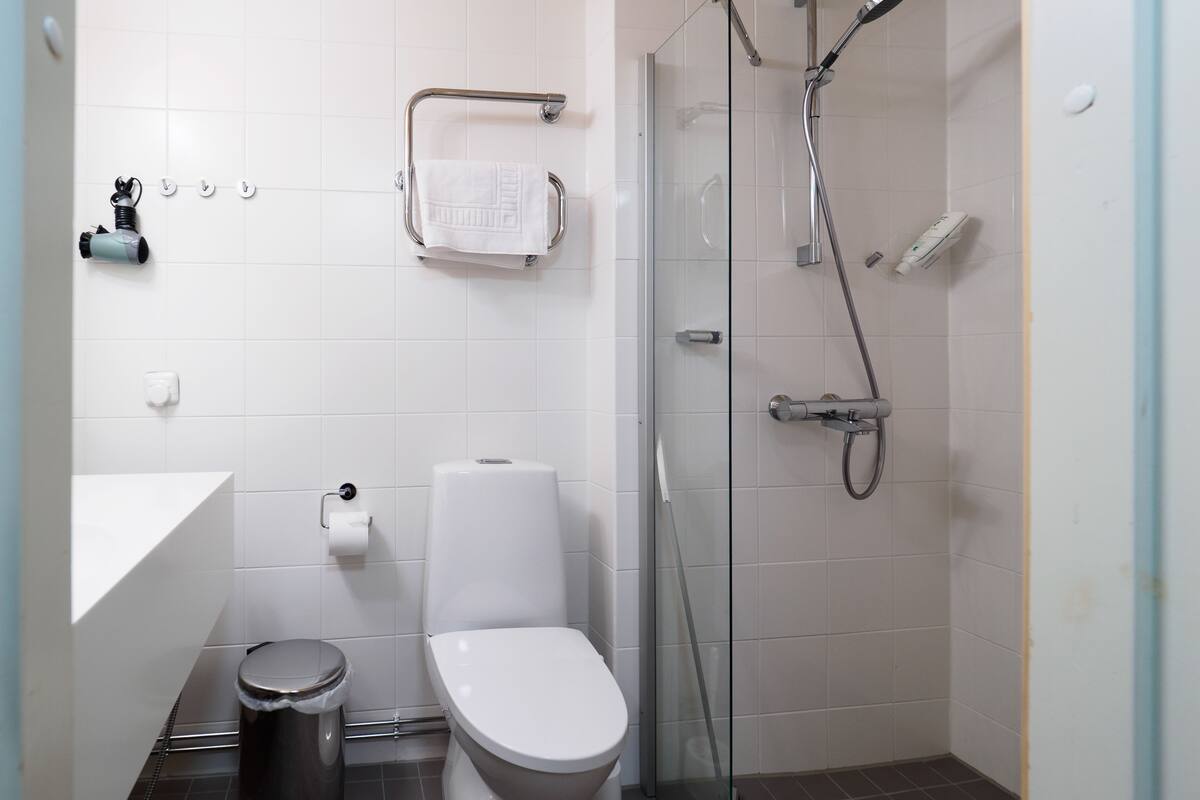 standard twin room (single occupancy) | bathroom | shower, bidet, towels