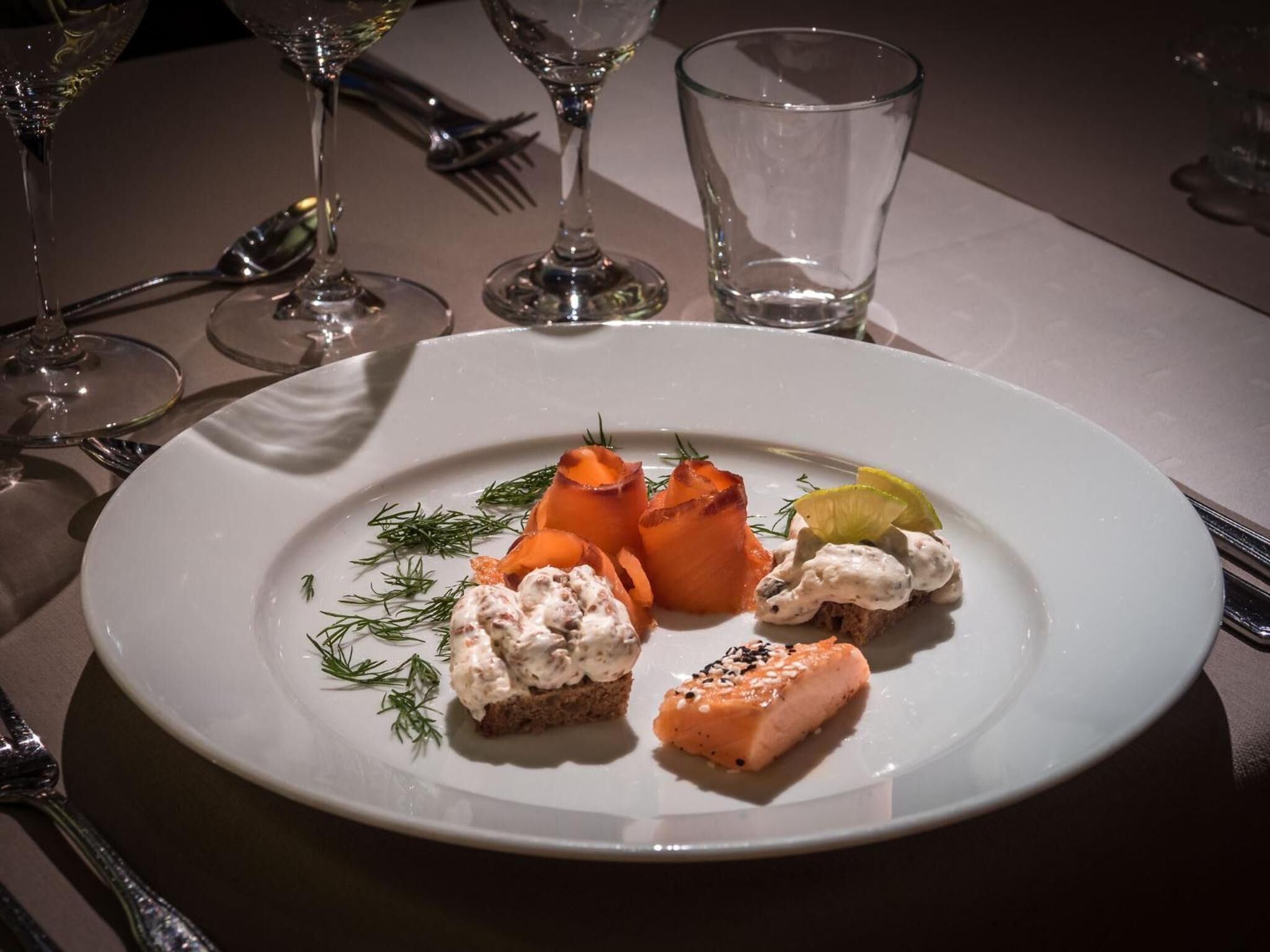 2 restaurants, breakfast served