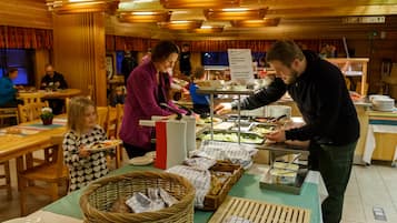 Se ofrece un desayuno bufé (12 EUR por persona)