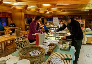 Petit déjeuner buffet (12 EUR par personne)