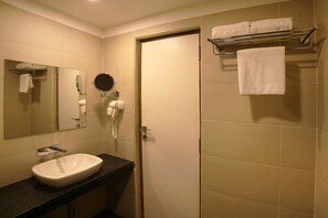 Standard-Doppel- oder -Zweibettzimmer, 1 Doppelbett, eigenes Bad | Badezimmer | Kostenlose Toilettenartikel, Haartrockner, Hausschuhe