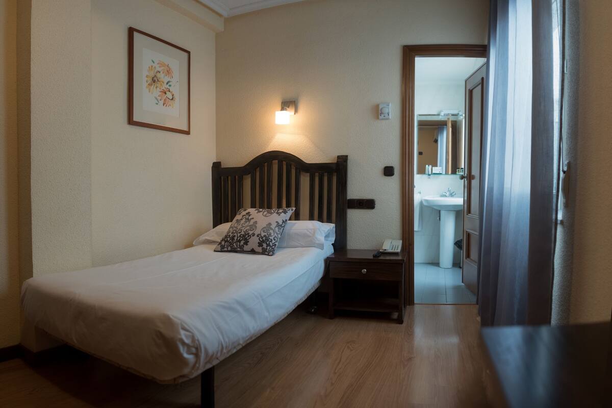 Quarto solteiro | Frigobar, cofres nos quartos, escrivaninha, cortinas blackout