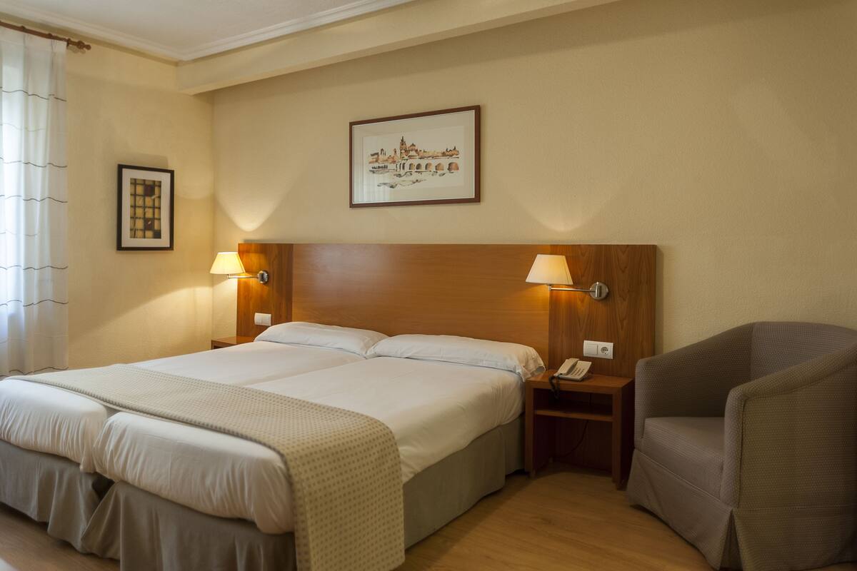 Quarto casal | Frigobar, cofres nos quartos, escrivaninha, cortinas blackout