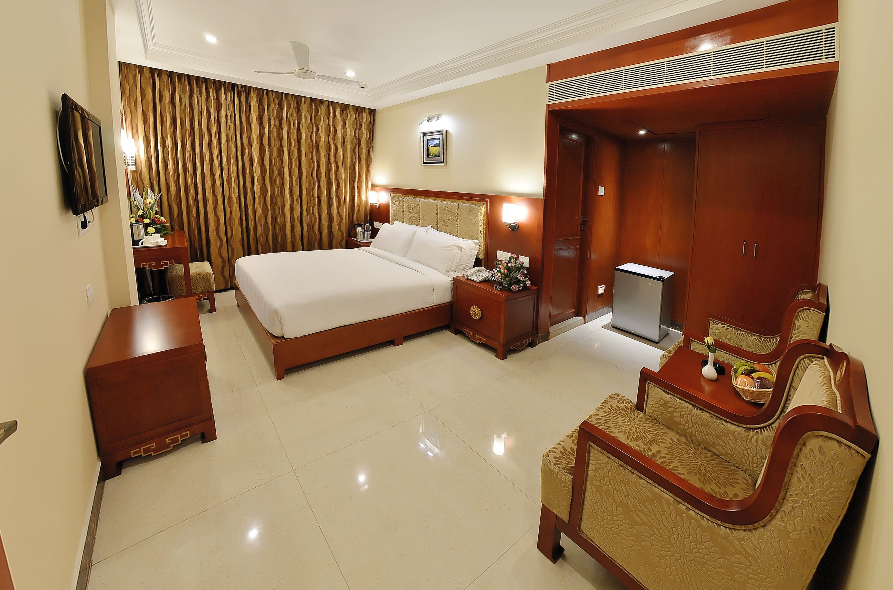 Premium bedding, in-room safe, desk, iron/ironing board