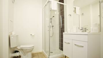 Douche, articles de toilette gratuits, sĂšche-cheveux