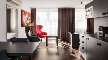 Suite | Hochwertige Bettwaren, Minibar, Zimmersafe, individuell dekoriert