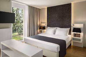 高档床上用品、迷你吧、客房内保险箱、特色装修