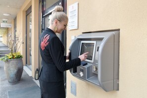Una persona utilizando un quiosco de autoservicio en la entrada de un hotel.