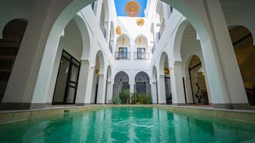 Piscine couverte, chaises longues