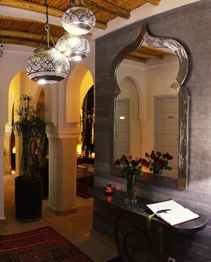 A lobby with a large mirror, hanging lanterns, and a potted plant. - Riad Shanima & Spa (Marrakech)