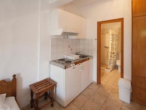 Bathroom | Shower, hair dryer, towels - Pension Laura (Skiathos)