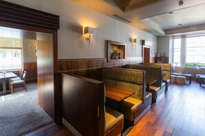 Deluxe Double Room, Ensuite | Bar (on property)