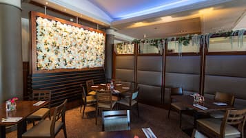 Deluxe tweepersoonskamer, en-suite badkamer | Restaurant