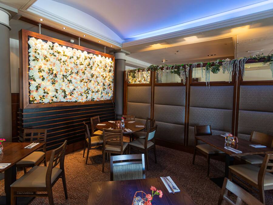 Deluxe-Doppelzimmer, mit Bad | Restaurant