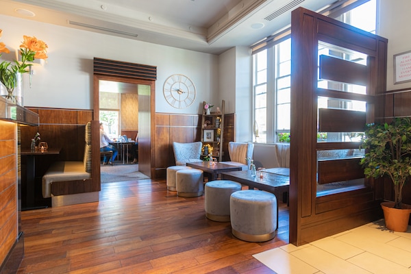 Deluxe Double Room, Ensuite | Bar (on property)
