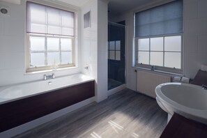 Deluxe Suite, Ensuite | Bathroom - Fletcher's Restaurant Bar & Rooms (Stirling)