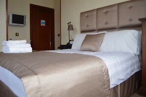 Iron/ironing board, free cots/infant beds, rollaway beds, free WiFi - Knysna House (Lerwick)