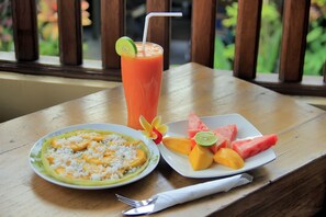 Habitación doble Deluxe, 1 cama King size, para fumadores, vista al jardín | Escritorio, insonorización, wifi gratis y ropa de cama 