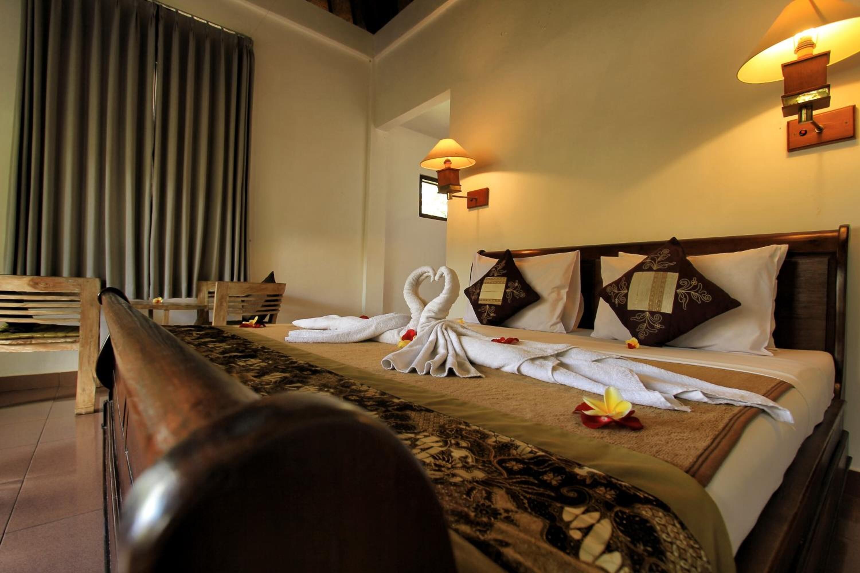 desk, soundproofing, free wifi, bed sheets