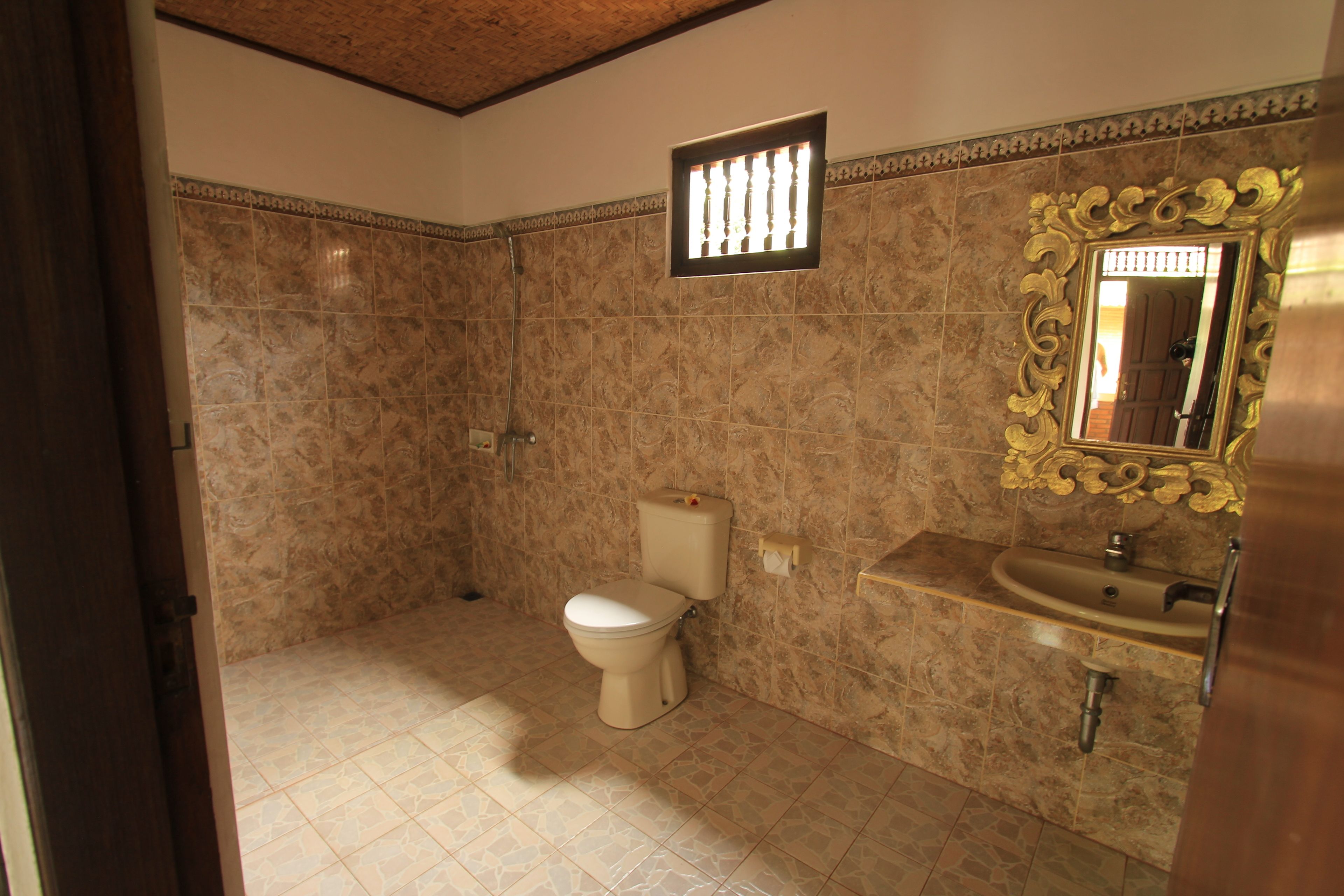 standard double room, 1 king bed, smoking, garden view | bathroom | free toiletries, hair dryer, towels