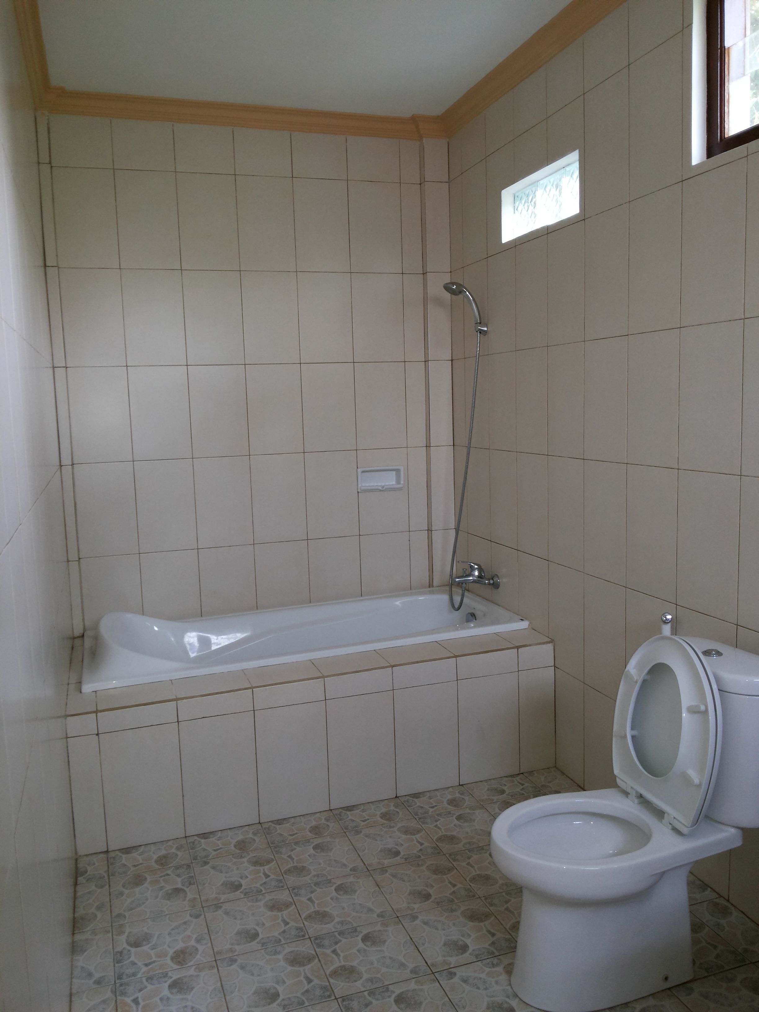 deluxe double room, 1 king bed, smoking, garden view | bathroom | free toiletries, hair dryer, towels