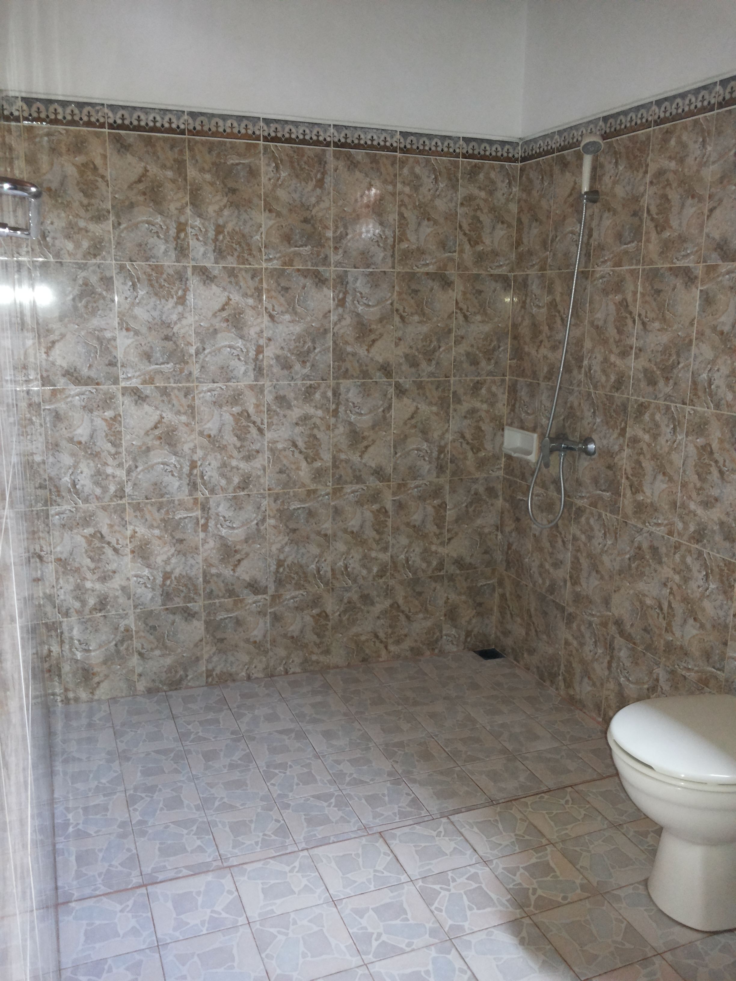 deluxe double room, 1 king bed, smoking, garden view | bathroom | free toiletries, hair dryer, towels