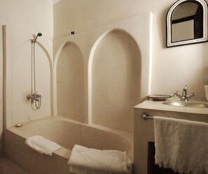 Shower, free toiletries, hair dryer, towels - Riad Porte Royale (Marrakech)