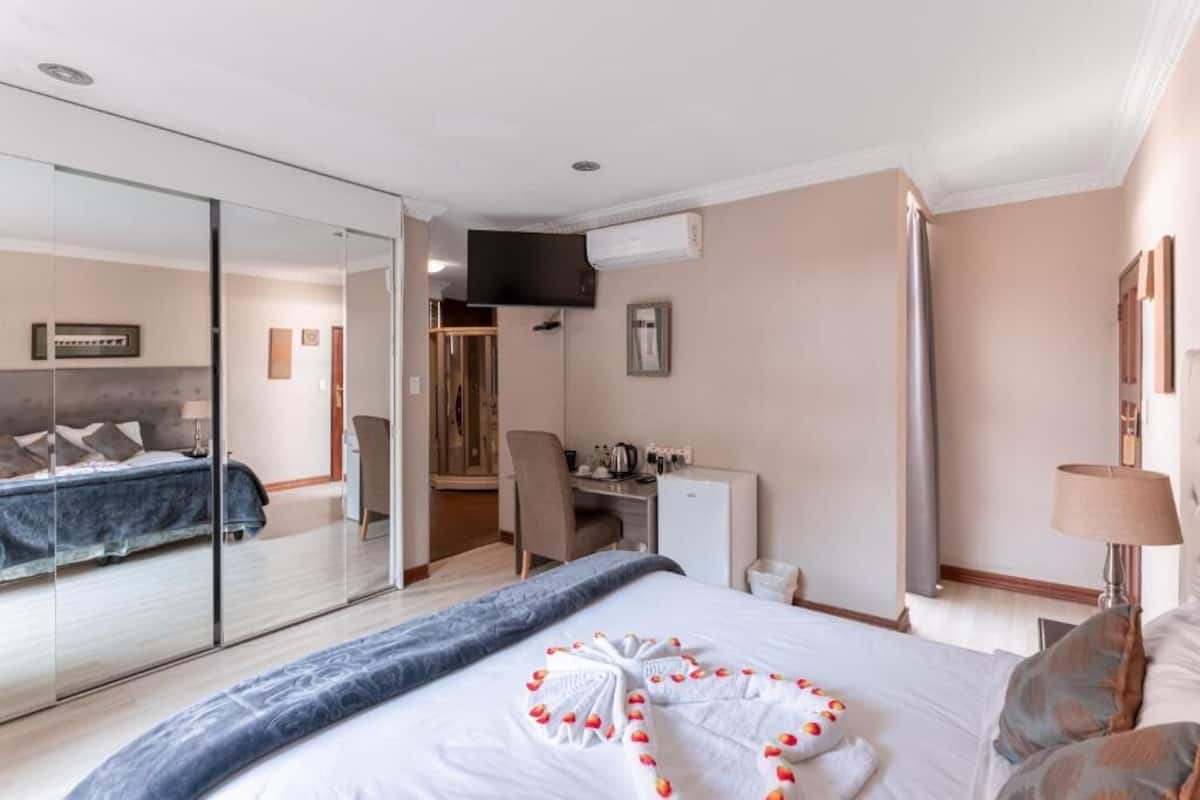 Deluxe Double Room, 1 Queen Bed, Garden View